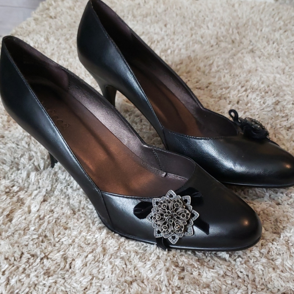 Indeed Black Heels with Accent